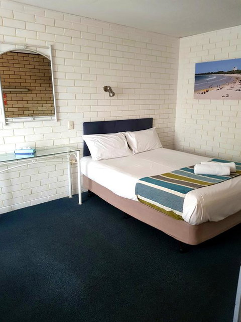 Twin Pines Motel - Foster Accommodation 6