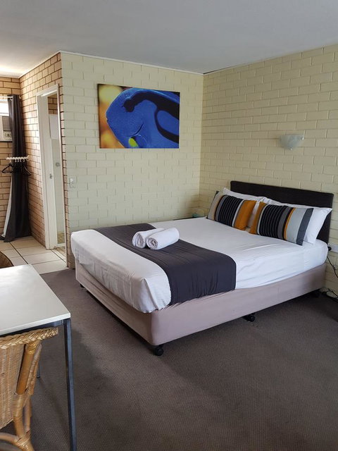 Twin Pines Motel - Foster Accommodation 21
