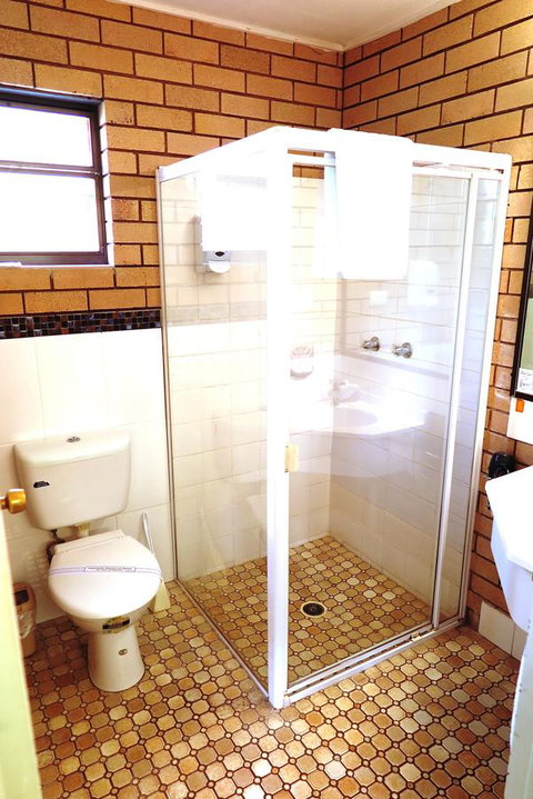 Twin Pines Motel - Foster Accommodation 26