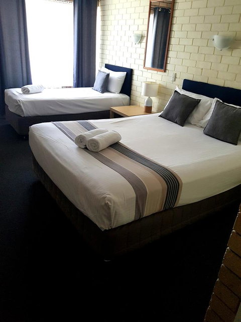 Twin Pines Motel - Foster Accommodation 3