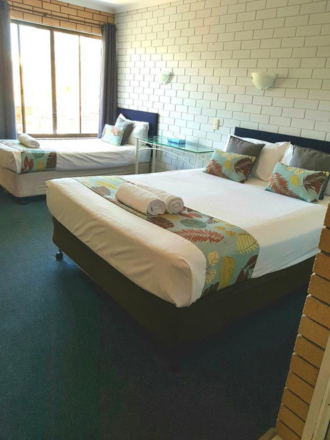 Twin Pines Motel - Foster Accommodation 4
