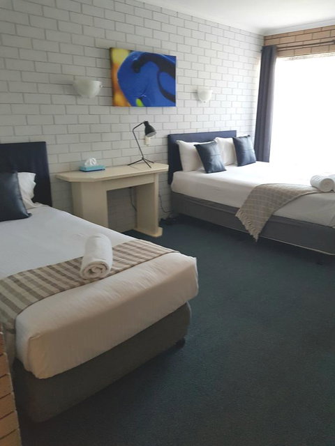 Twin Pines Motel - Foster Accommodation 13