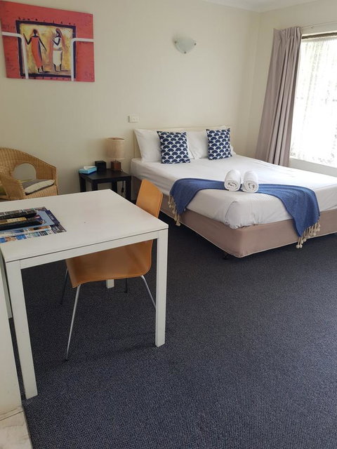 Twin Pines Motel - Foster Accommodation 16