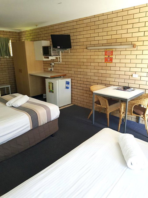 Twin Pines Motel - Foster Accommodation 2