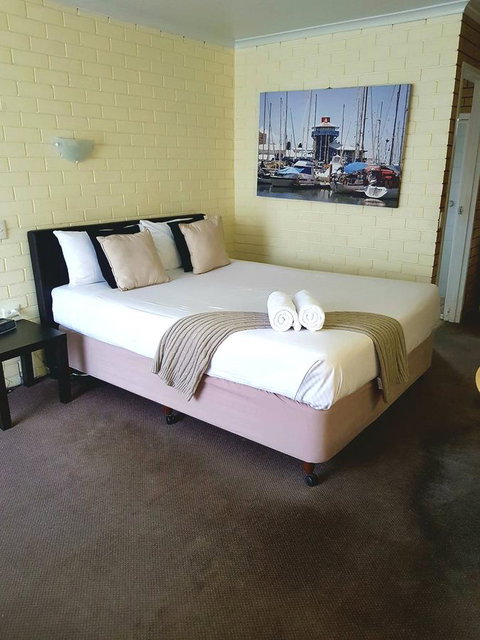 Twin Pines Motel - Foster Accommodation 20