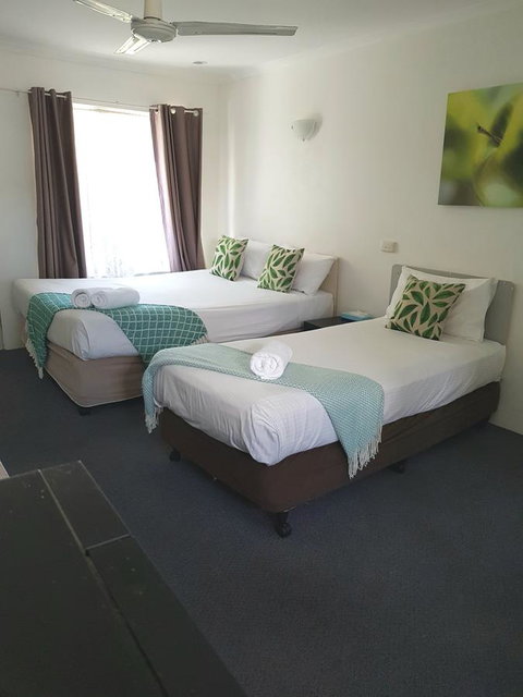 Twin Pines Motel - Foster Accommodation 10