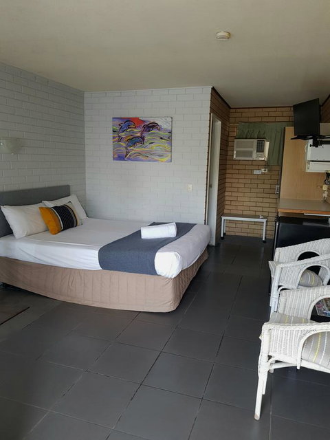 Twin Pines Motel - Foster Accommodation 18