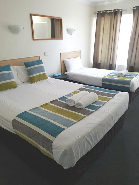 Twin Pines Motel - Foster Accommodation 11