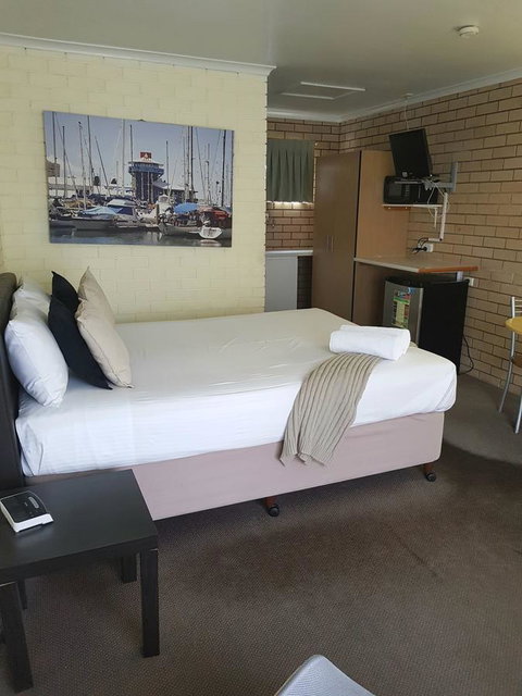 Twin Pines Motel - Foster Accommodation 19