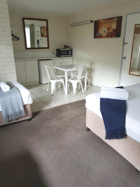 Twin Pines Motel - Foster Accommodation 8