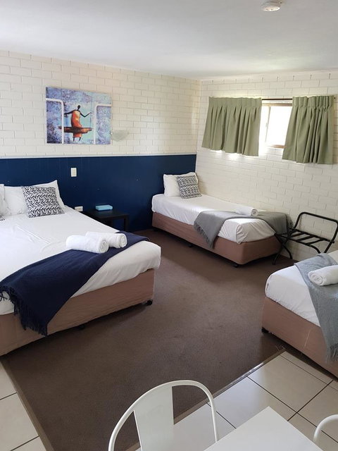 Twin Pines Motel - Foster Accommodation 9