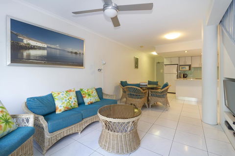 The White House Port Douglas - Foster Accommodation 24