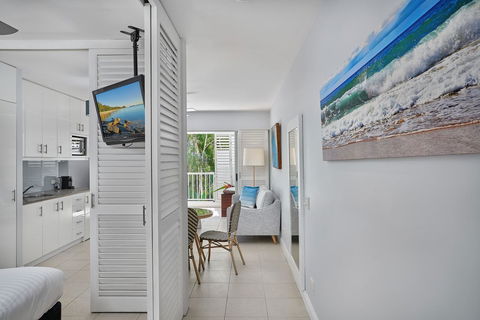 Palm Cove Paradise - Couples Spa Beach Getaway - Foster Accommodation 4