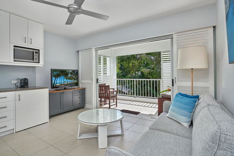 Palm Cove Paradise - Couples Spa Beach Getaway - Foster Accommodation 11