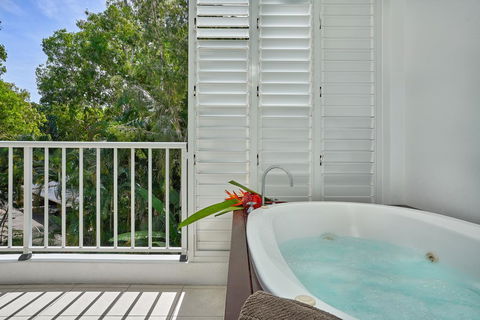 Palm Cove Paradise - Couples Spa Beach Getaway - Foster Accommodation 3