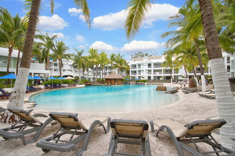 Palm Cove Paradise - Couples Spa Beach Getaway - Foster Accommodation 15