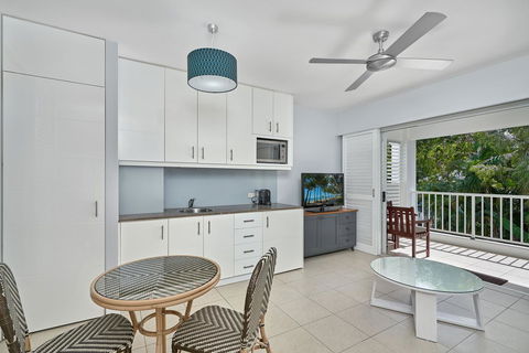 Palm Cove Paradise - Couples Spa Beach Getaway - Foster Accommodation 9