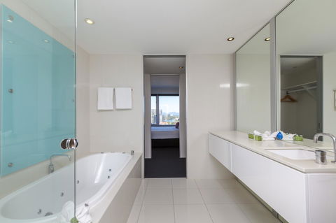 Q1 Resort & Spa - Official - Foster Accommodation 1
