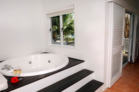 The Reef House Adults Retreat - Enjoy 28 Complimentary Inclusions - Foster Accommodation 28