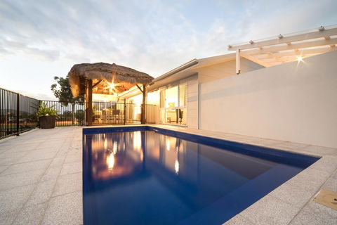 Whitsunday Luxury Homes - Foster Accommodation 0