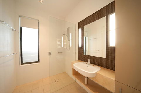 The Boathouse Apartments - Foster Accommodation 13