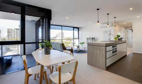 Qube Broadbeach - Foster Accommodation 16