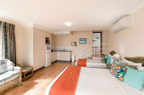 Sunlit Waters Studio Apartments - Foster Accommodation 41