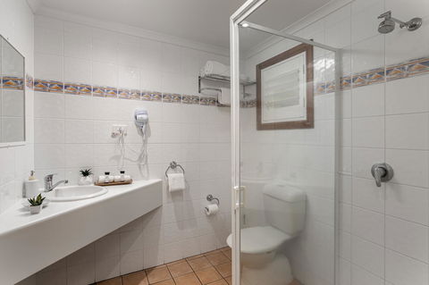 Sunlit Waters Studio Apartments - Foster Accommodation 11