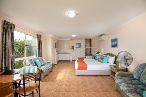Sunlit Waters Studio Apartments - Foster Accommodation 42