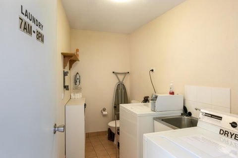 Sunlit Waters Studio Apartments - Foster Accommodation 9