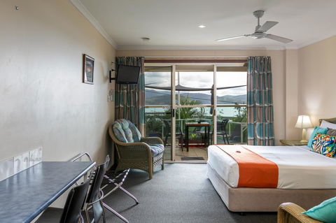 Sunlit Waters Studio Apartments - Foster Accommodation 10