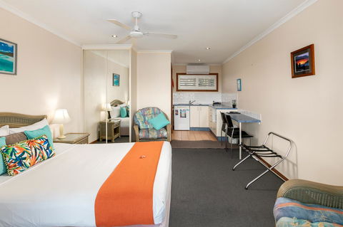 Sunlit Waters Studio Apartments - Foster Accommodation 14
