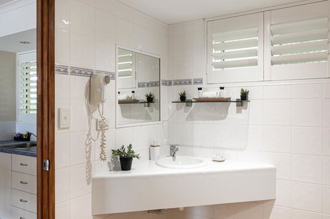 Sunlit Waters Studio Apartments - Foster Accommodation 26