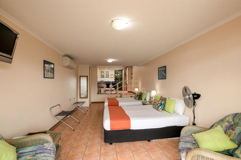 Sunlit Waters Studio Apartments - Foster Accommodation 30