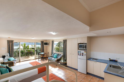 Sunlit Waters Studio Apartments - Foster Accommodation 38