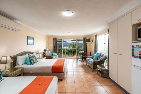 Sunlit Waters Studio Apartments - Foster Accommodation 39
