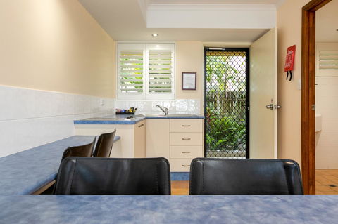 Sunlit Waters Studio Apartments - Foster Accommodation 28