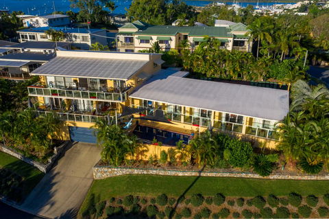 Sunlit Waters Studio Apartments - Foster Accommodation 8