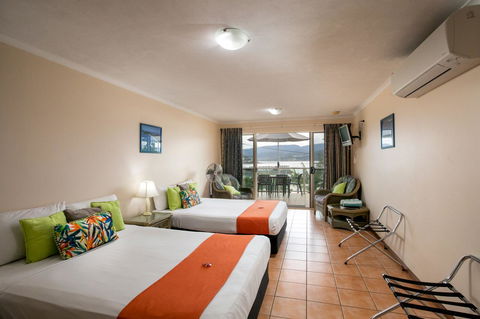 Sunlit Waters Studio Apartments - Foster Accommodation 23