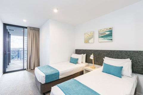 Boardwalk Burleigh Beach - Official - Foster Accommodation 10