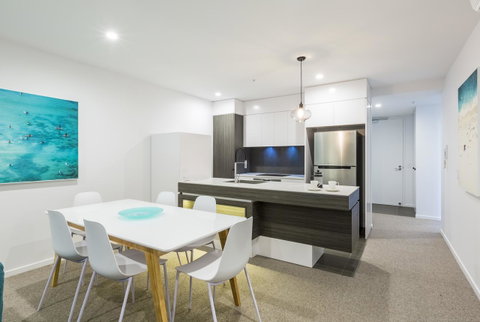 Boardwalk Burleigh Beach - Official - Foster Accommodation 8