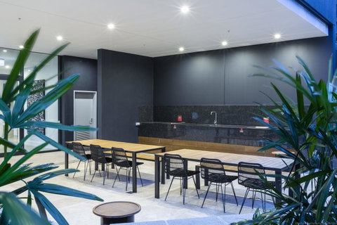 Boardwalk Burleigh Beach - Official - Foster Accommodation 16
