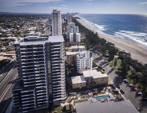 Boardwalk Burleigh Beach - Official - Foster Accommodation 41