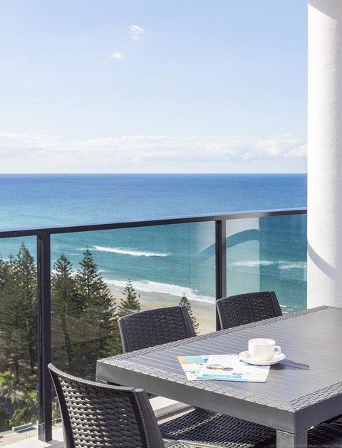 Boardwalk Burleigh Beach - Official - Foster Accommodation 24
