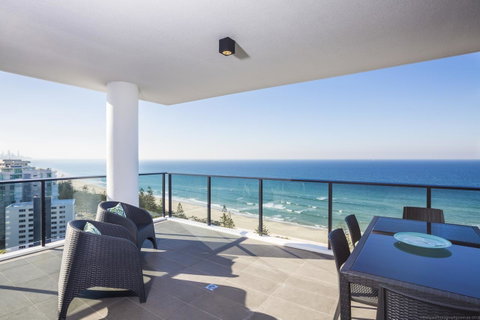 Boardwalk Burleigh Beach - Official - Foster Accommodation 2