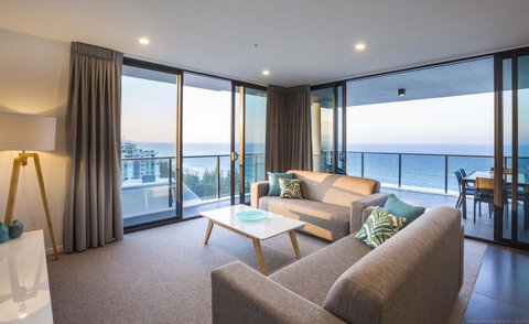 Boardwalk Burleigh Beach - Official - Foster Accommodation 6