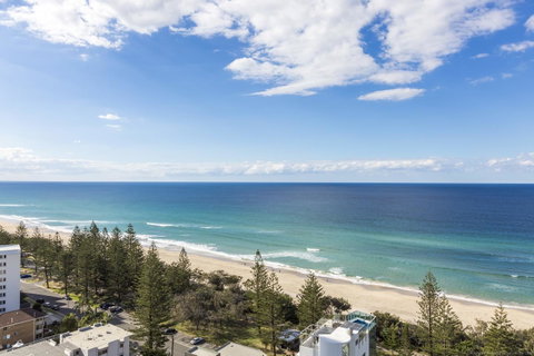 Boardwalk Burleigh Beach - Official - Foster Accommodation 14