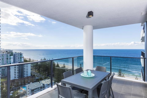 Boardwalk Burleigh Beach - Official - Foster Accommodation 22