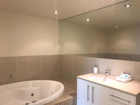 Proximity Waterfront Apartments - Foster Accommodation 12