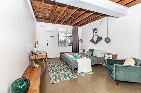 The Pink Hotel Coolangatta - Foster Accommodation 23